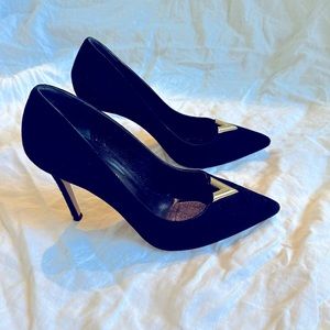 Louis Vuitton pumps with gold logo hardware detail. Size 37.
